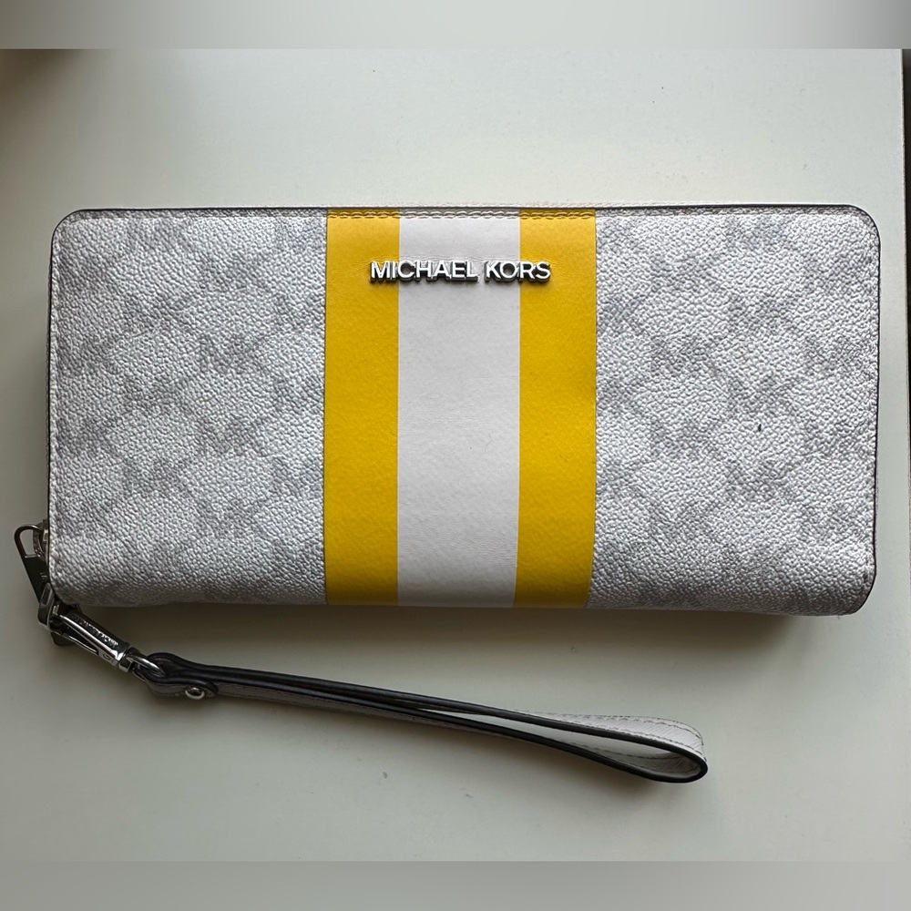 Micheal Kors wristlet/wallet in great condition!